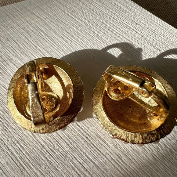 Vintage Crown Trifari Gold Tone Fashion Pearl Clip On Estate Earrings - Picture 3 of 6